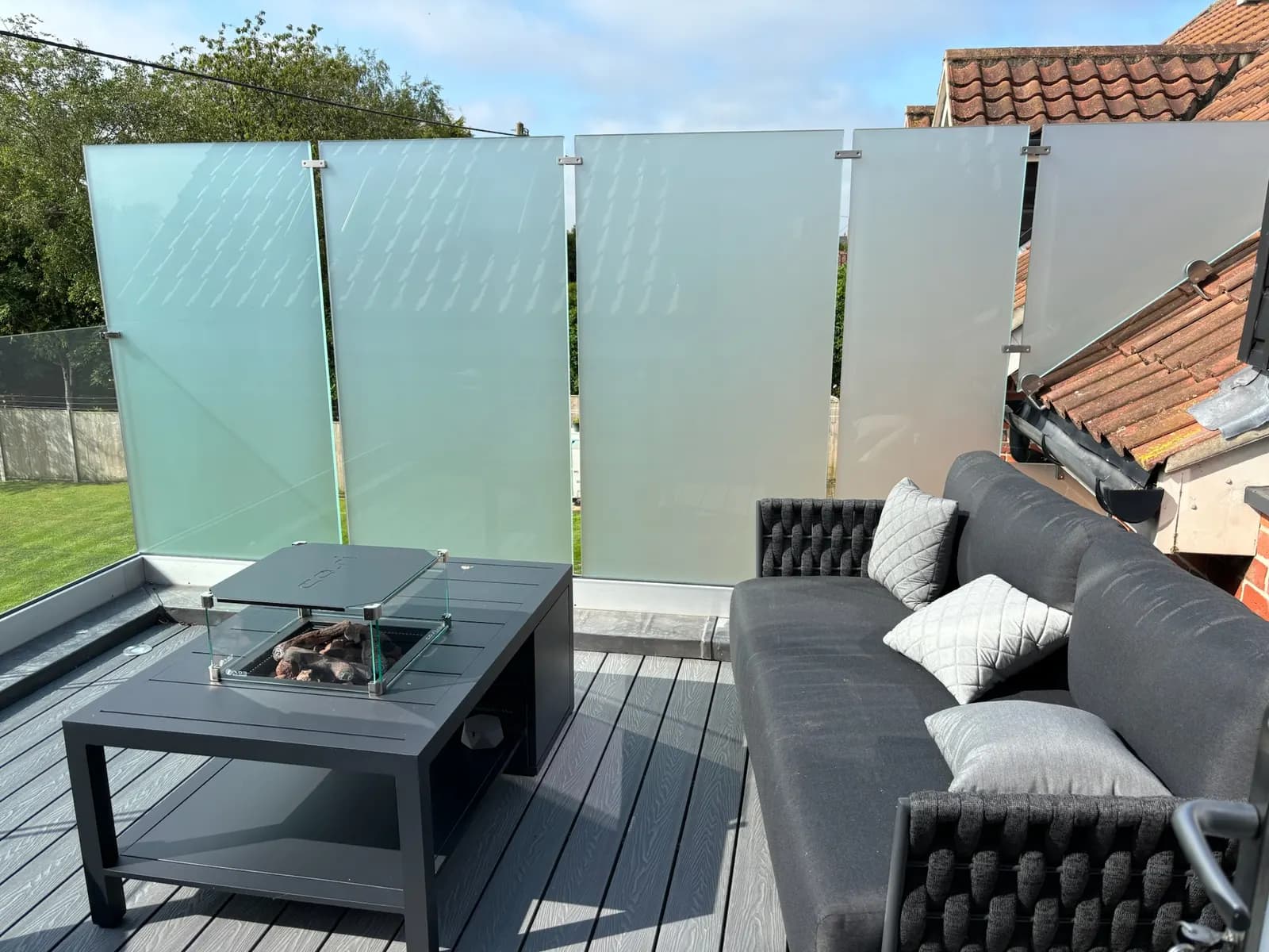Clear glass balustrade around an outdoor terrace